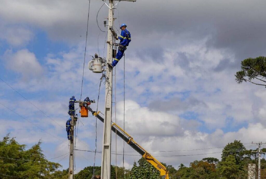 Funcionários da Copel trabalhando