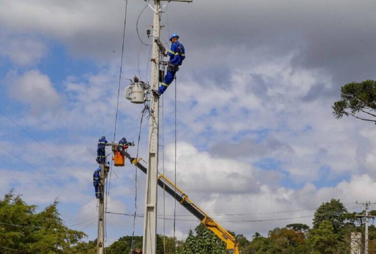 Funcionários da Copel trabalhando