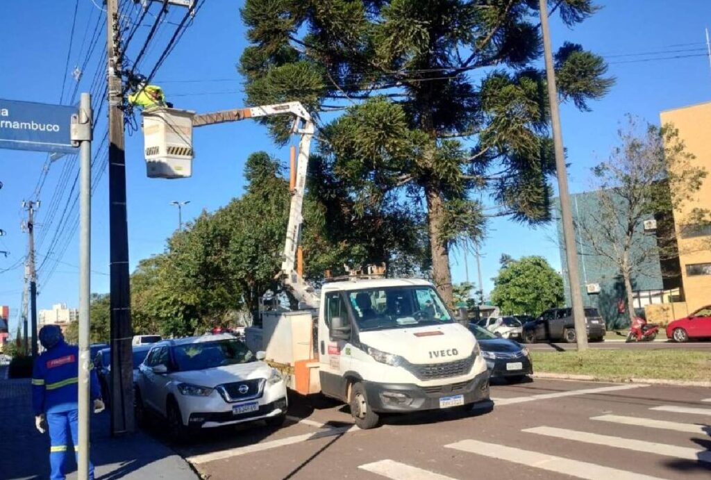 Funcionário da Copel em cima de andaime mexendo em poste