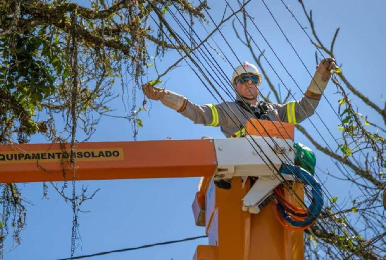 Funcionário da Copel trabalhando
