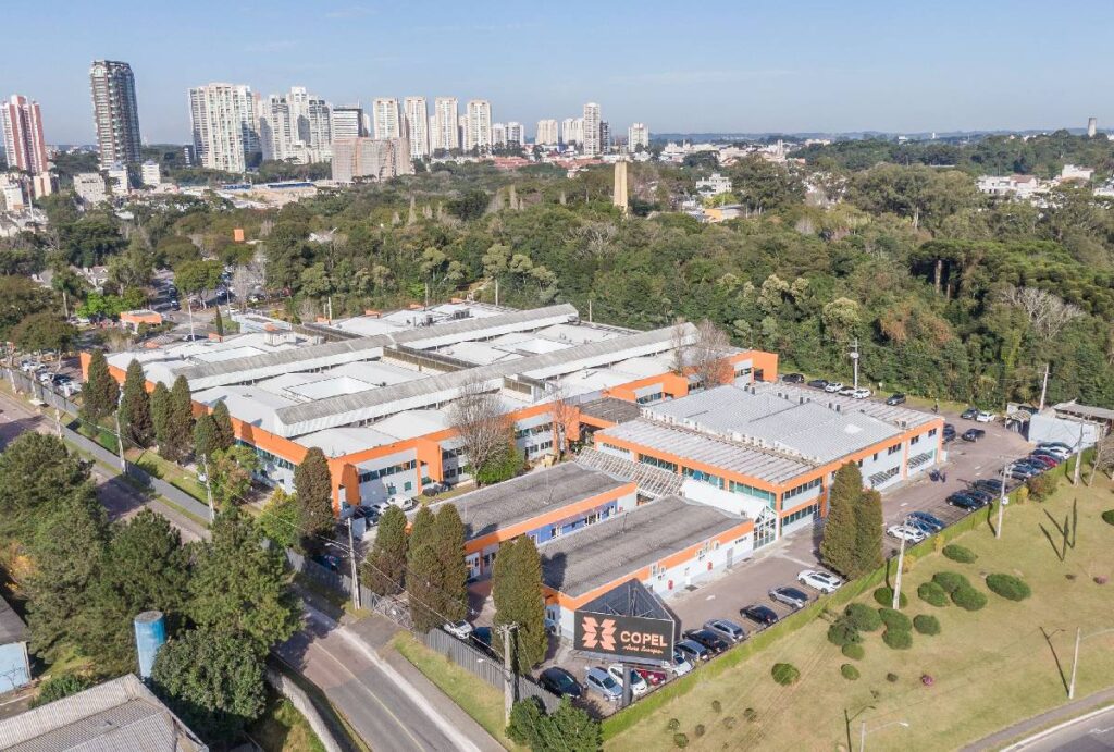 Fachada da Copel vista de cima com cidade atrás