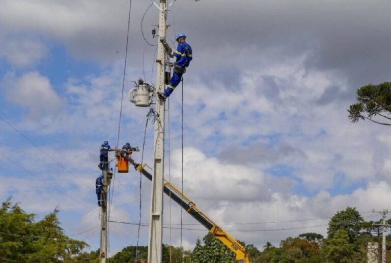 Funcionários da Copel trabalhando