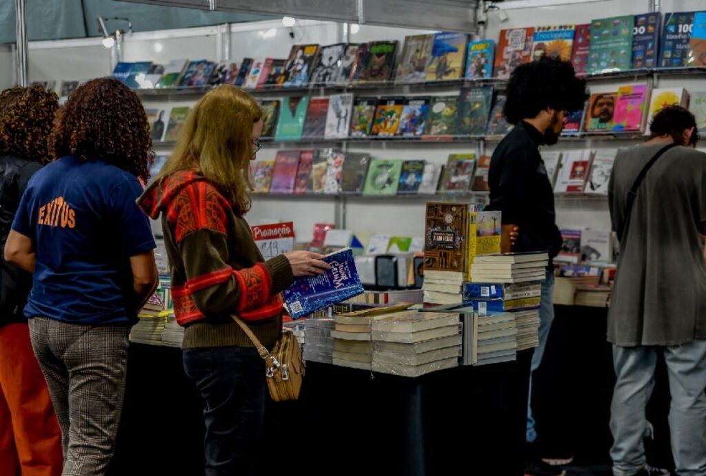 Pessoas olhando livros no feirão da UFPR