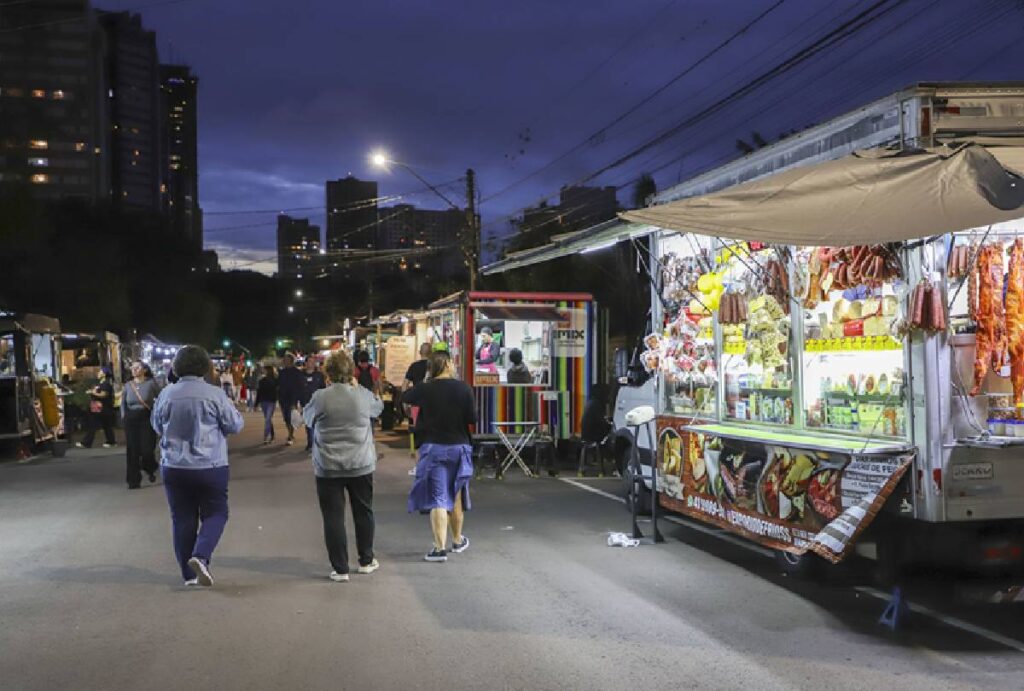 Feirinha noturna em Curitiba