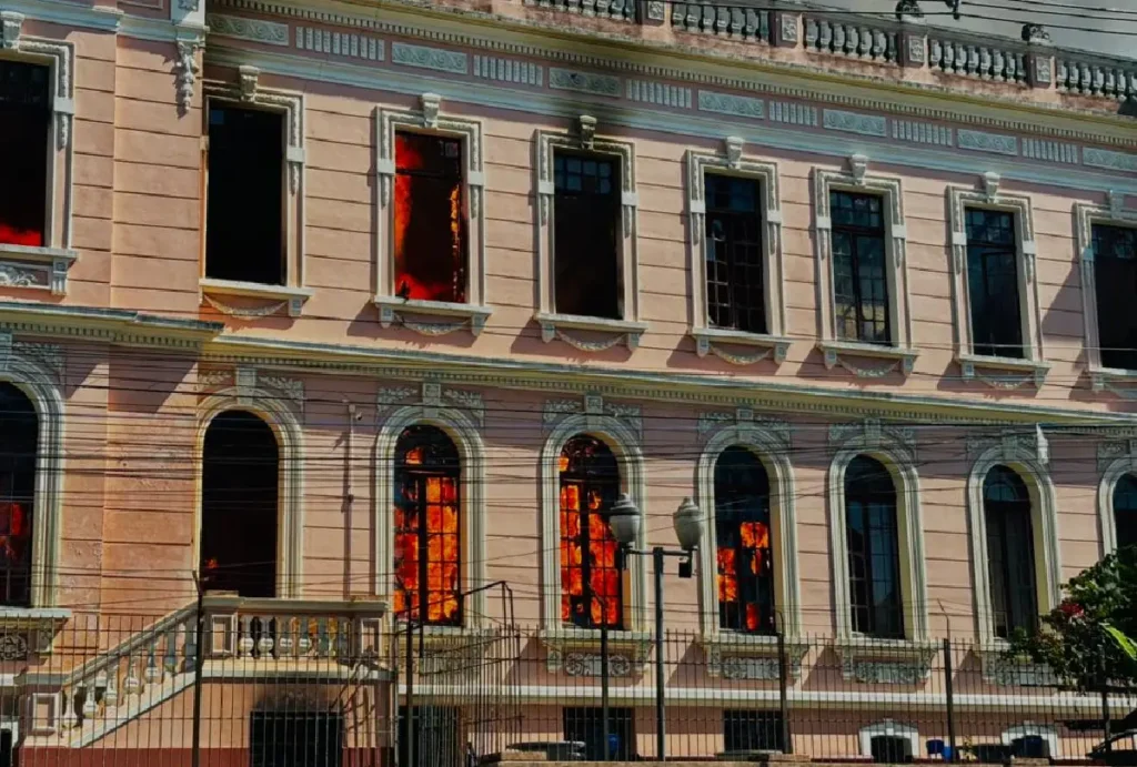 fogo-incendio-em-paranagua-instituto-educacao