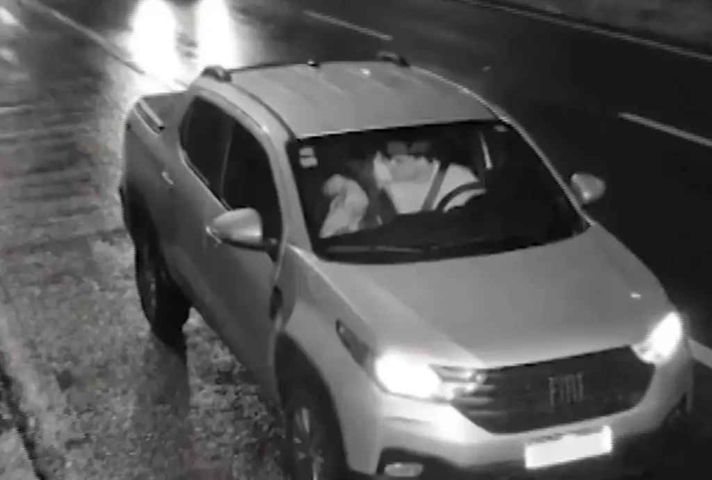 foto preta e branca com carro e casal hétero se beijando