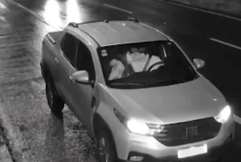 foto preta e branca com carro e casal hétero se beijando