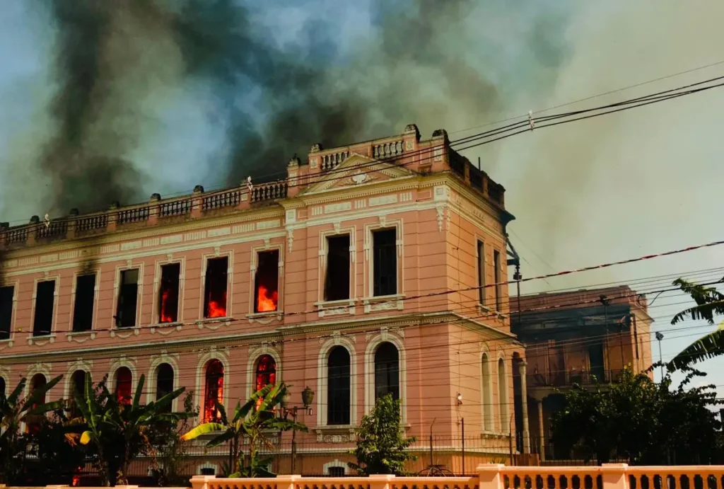 fotos-incendio-em-paranagua-instituto-educacao