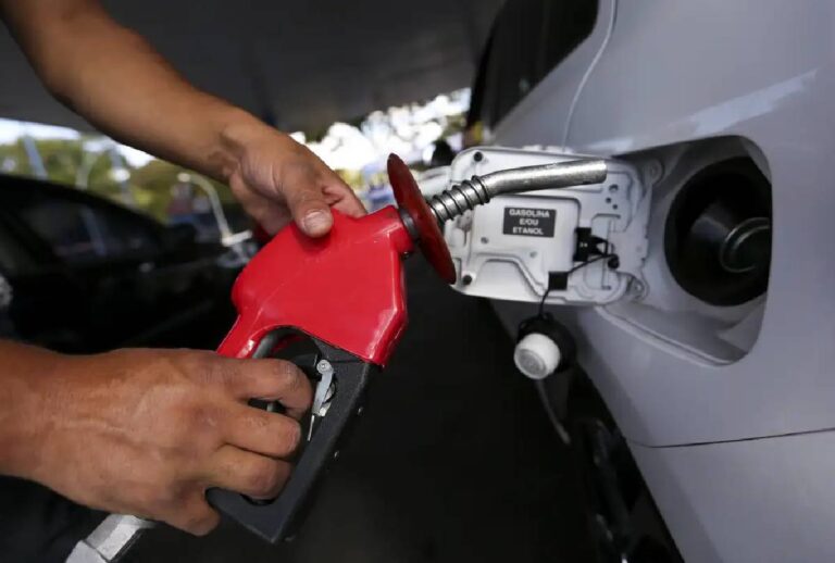 Carro sendo abastecido