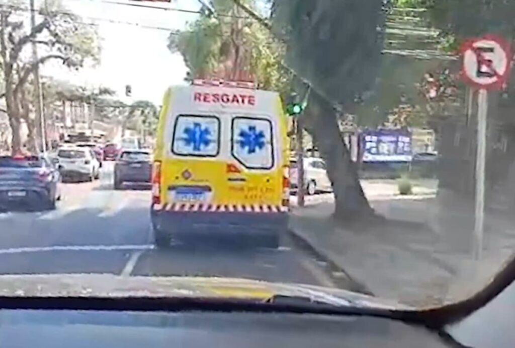Ambulância sendo escoltada pela PRF
