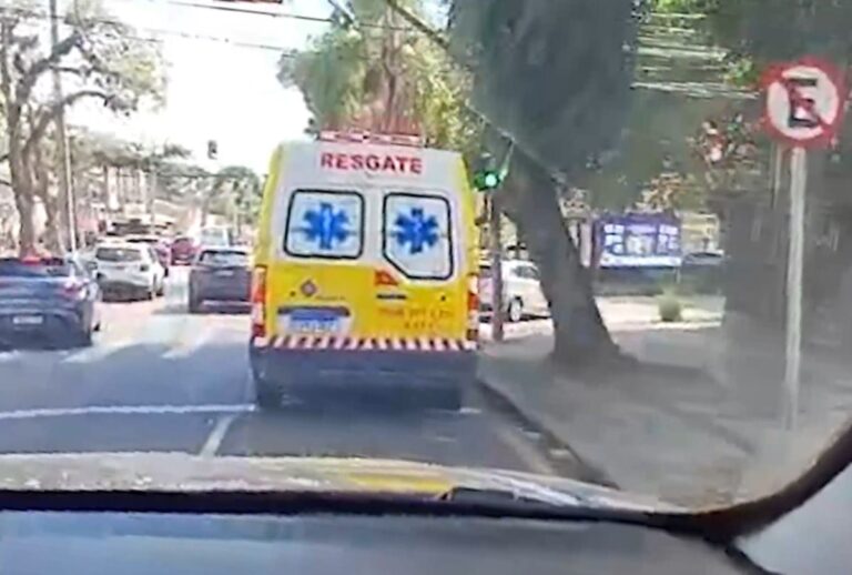 Ambulância sendo escoltada pela PRF