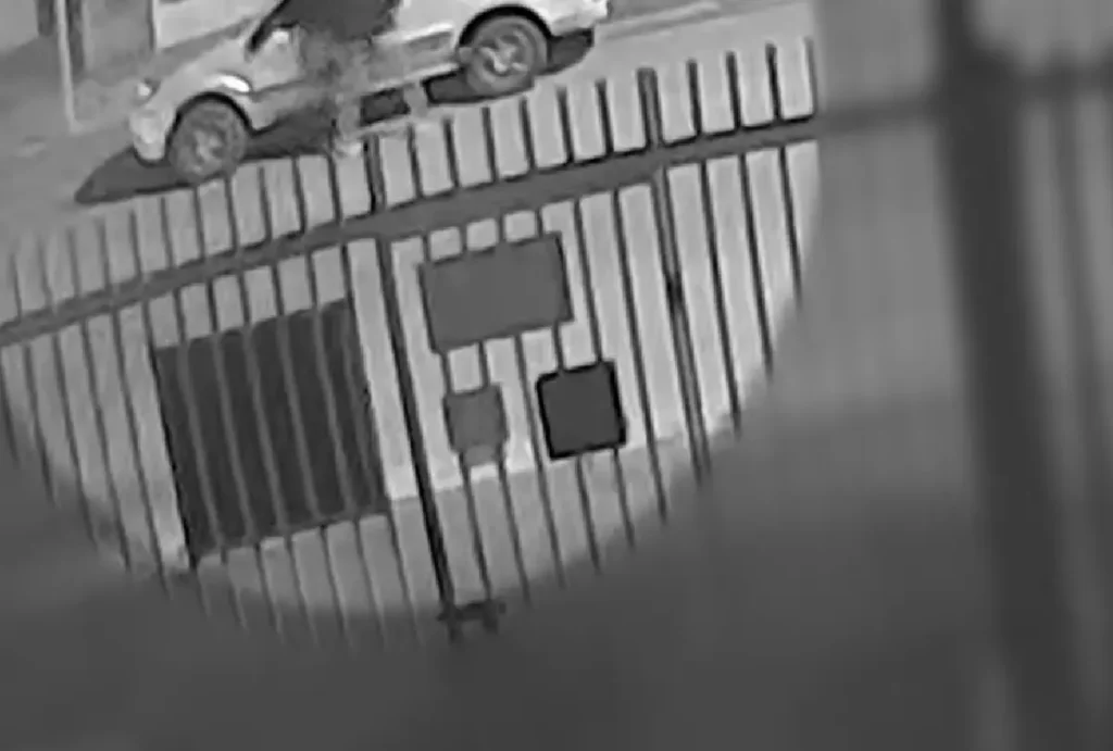 Print de câmera de segurança que mostra suspeito fugindo após atirar contra cunhado em Curitiba