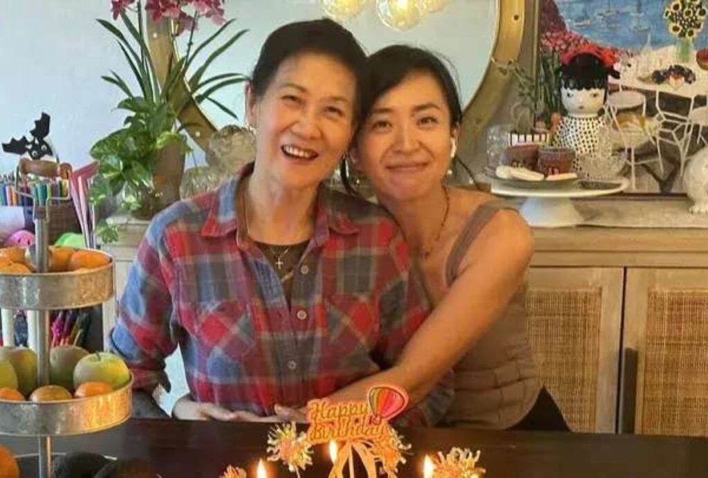 Mãe e filha abraçadas em uma festa de aniversário