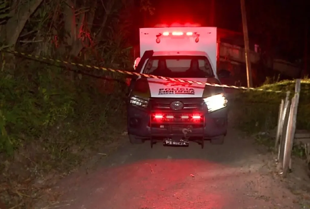 Viatura do IML no local do crime