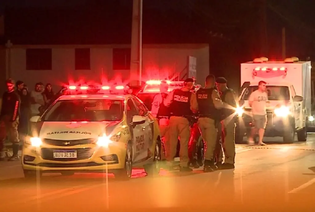 Viatura e policiais no local do crime