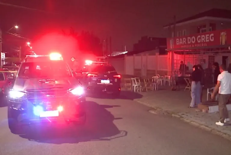 Viatura no local do crime