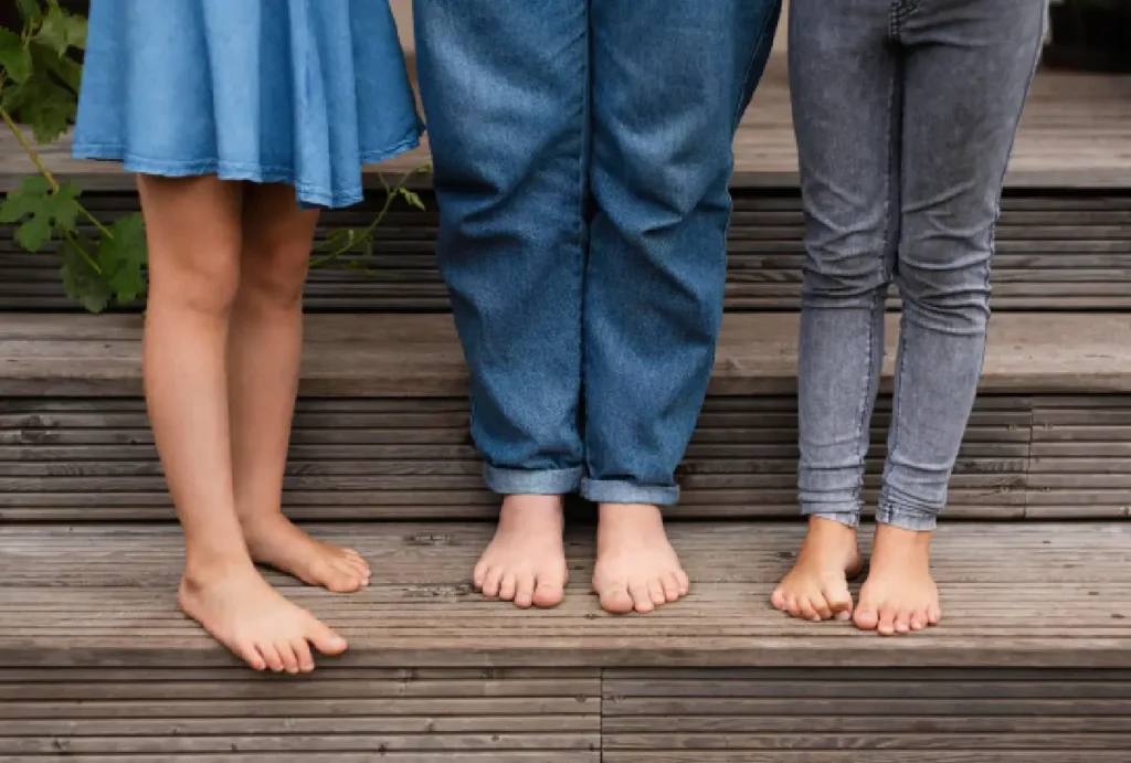 Pés de três meninas
