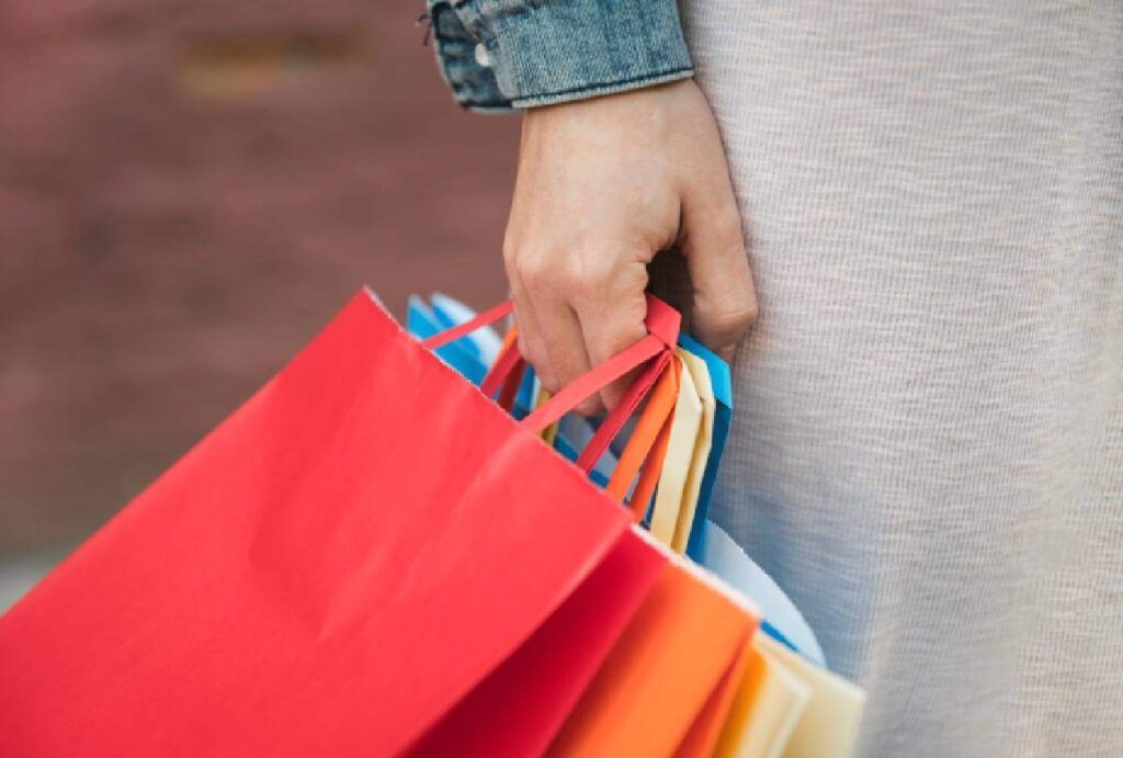 Homem segurando sacolas