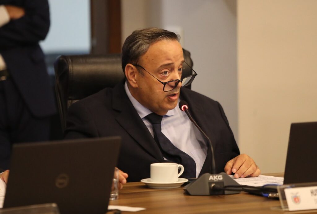 Hussein Bakri em sessão da CCJ