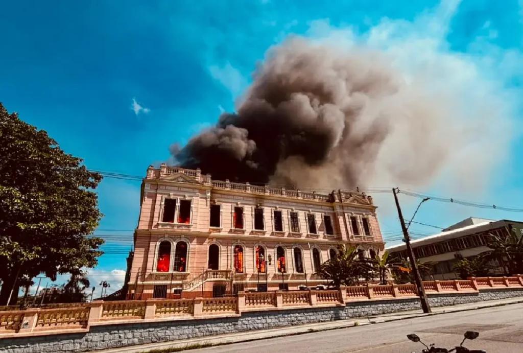 Instituto de Educação Dr. Caetano Munhoz da Rocha pegando fogo