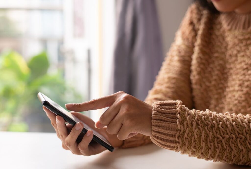 Pessoa mexendo no celular