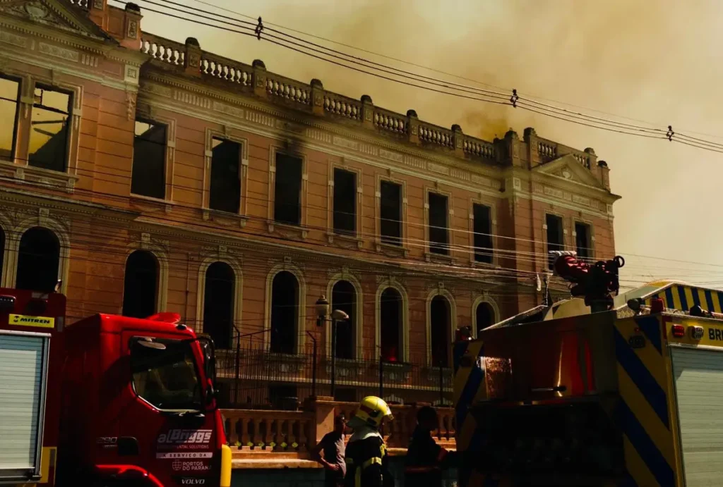 Instituto de Educação Dr. Caetano Munhoz da Rocha pegando fogo