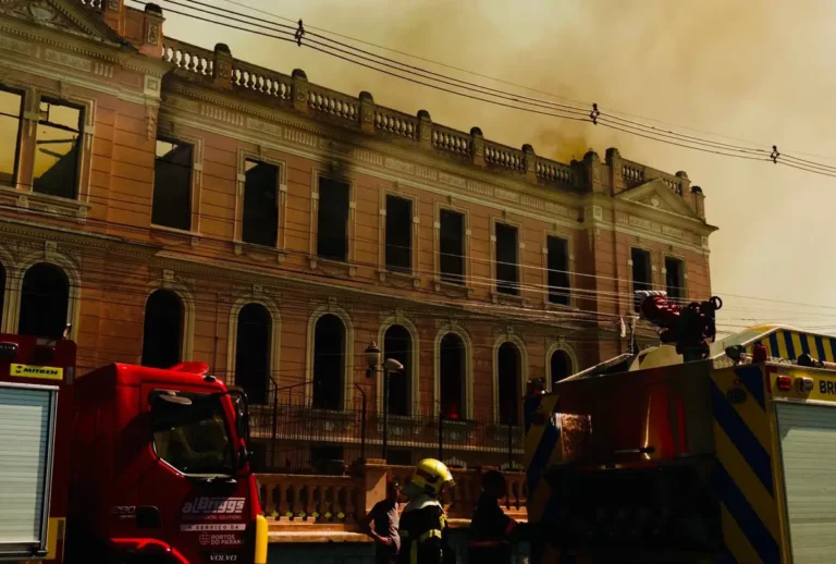 Instituto de Educação Dr. Caetano Munhoz da Rocha pegando fogo