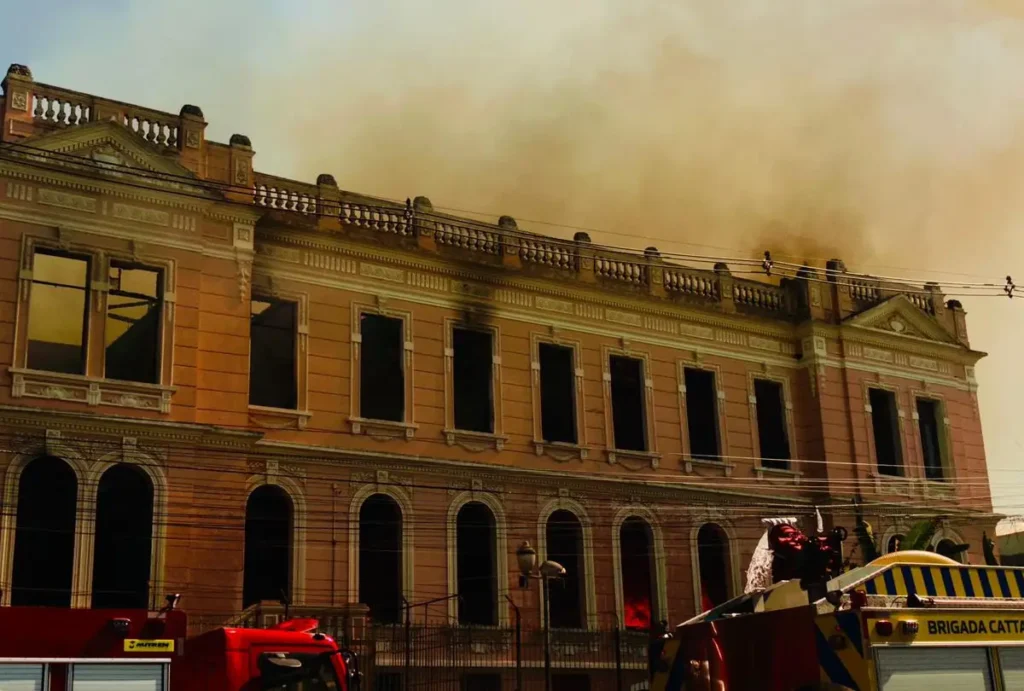 incendio-em-paranagua-instituto-educacao-fogo