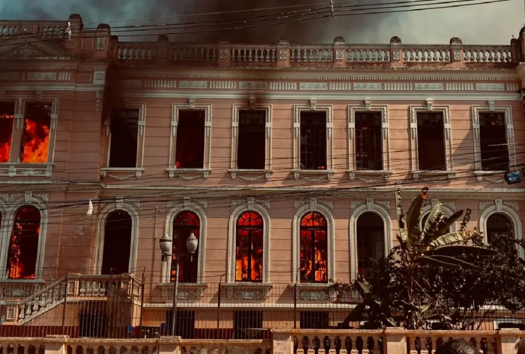 incendio-em-paranagua-instituto-educacao-fotos