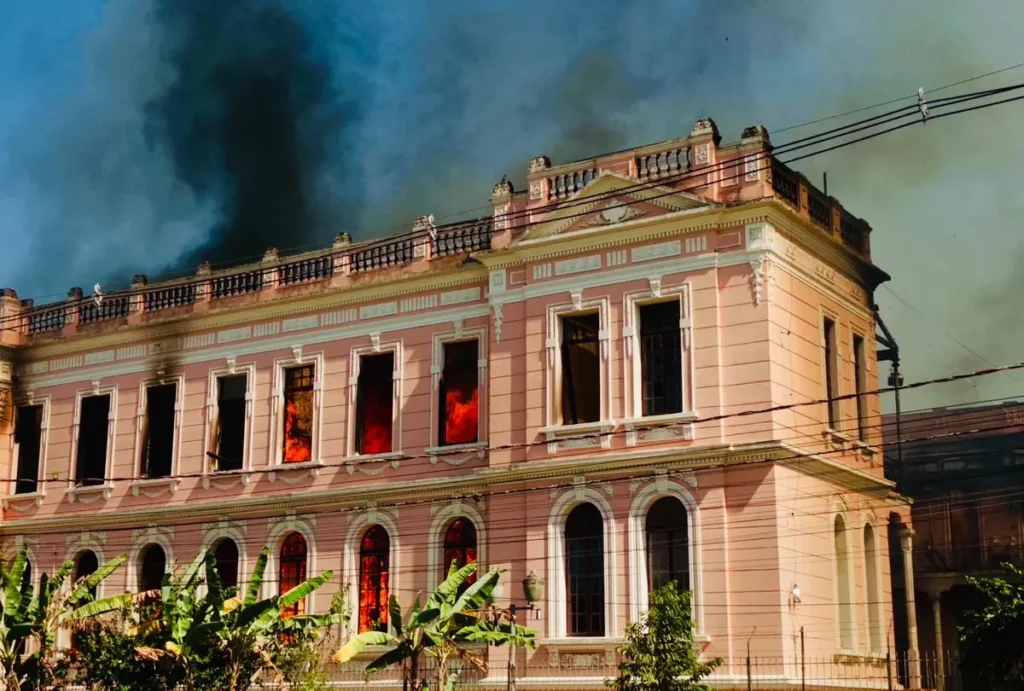 incendio-em-paranagua-instituto-educacao-imagens