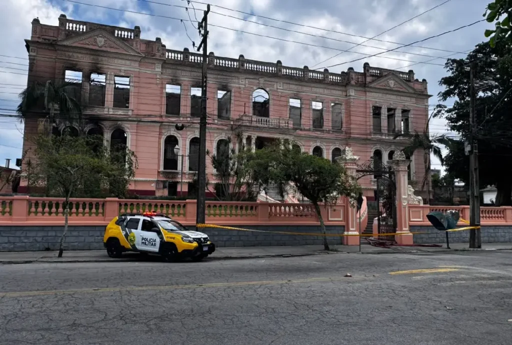 Fachada do Instituto de Educação Dr. Caetano Munhoz da Rocha após incêndio em Paranaguá