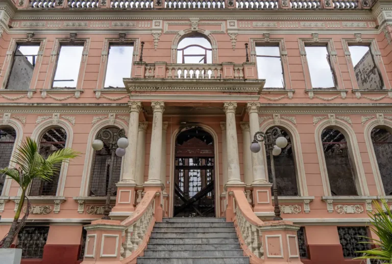 predio historico de paranagua pegou fogo