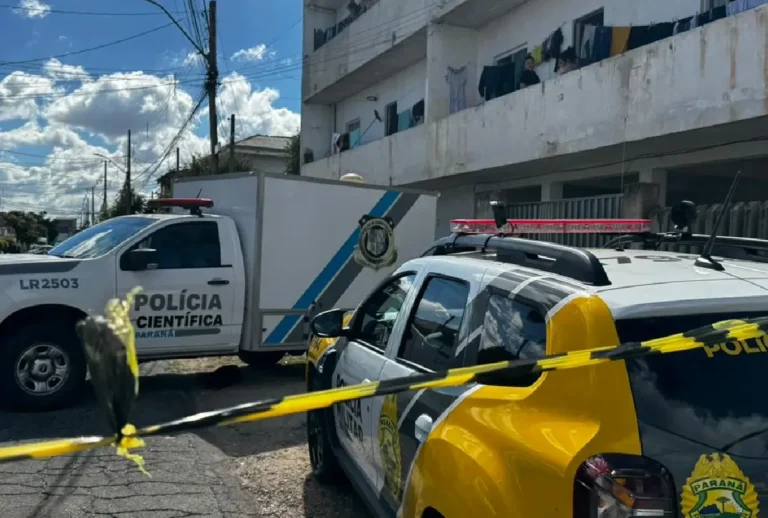 Viatura da Polícia Militar e do IML no local do crime