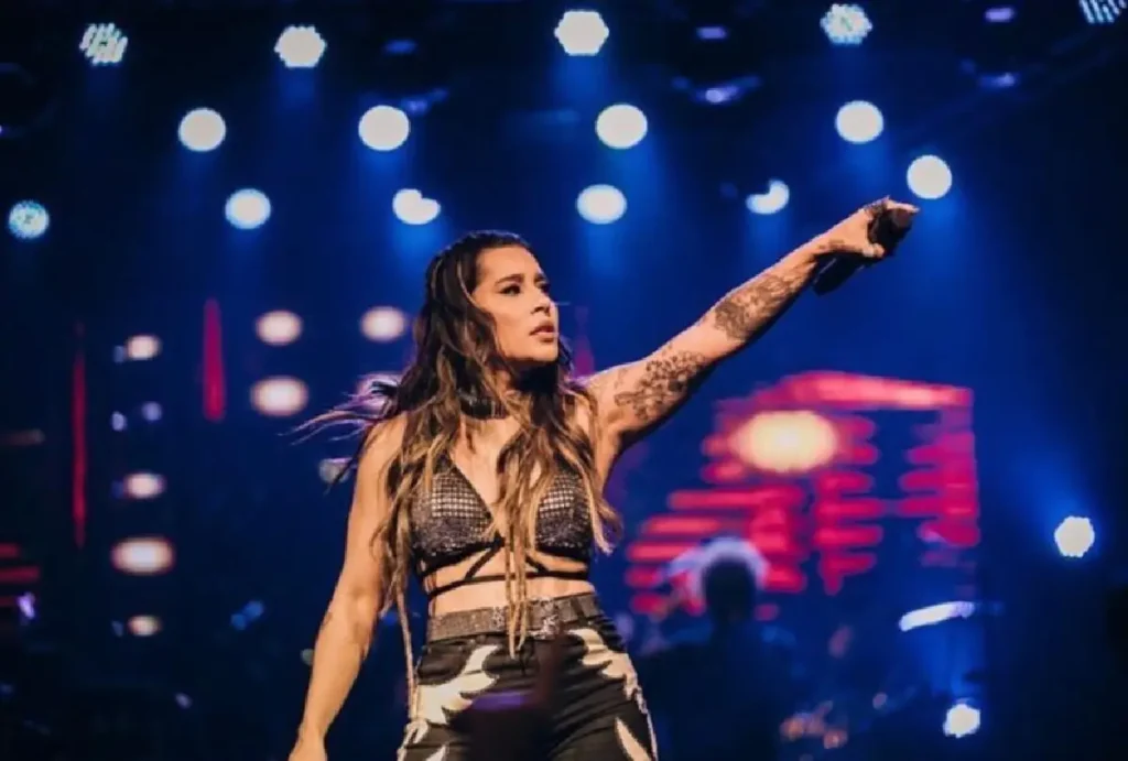 Lauana Prado fazendo show