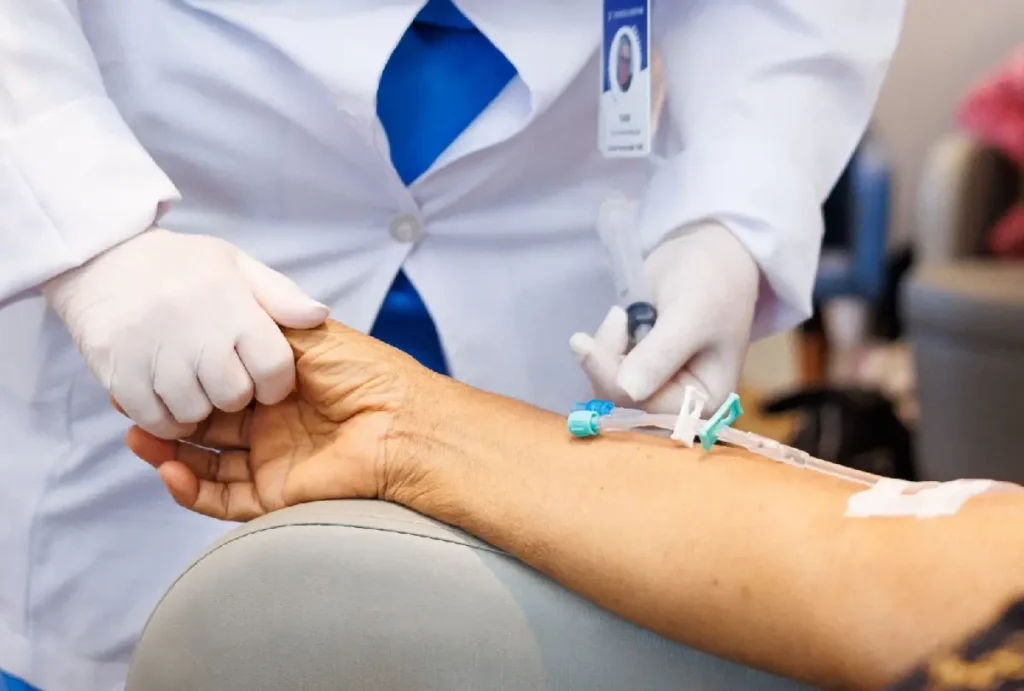 Enfermeira se preparando para tirar sangue