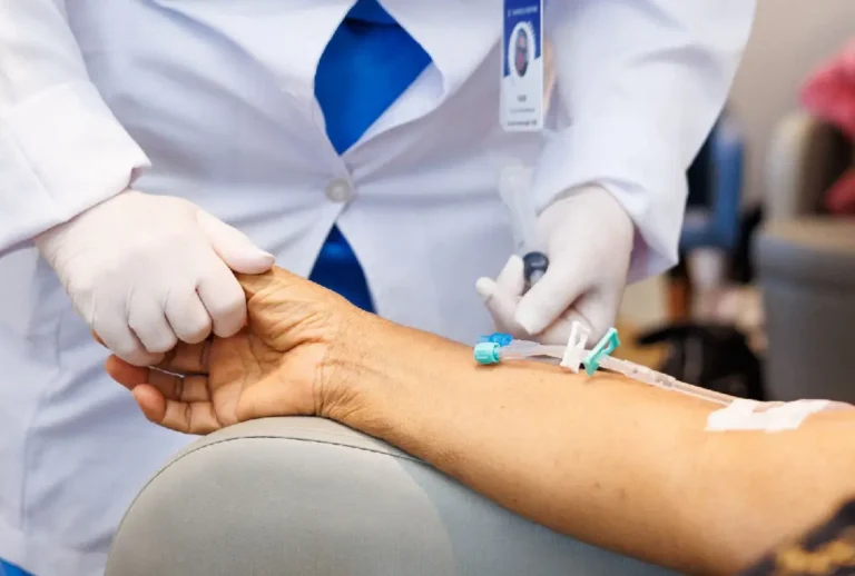 Enfermeira se preparando para tirar sangue