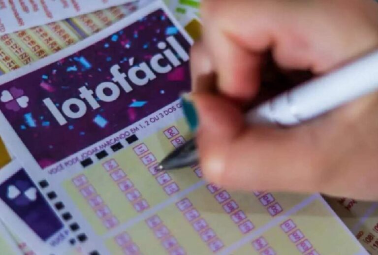Bilhete da Lotofácil sendo preenchido