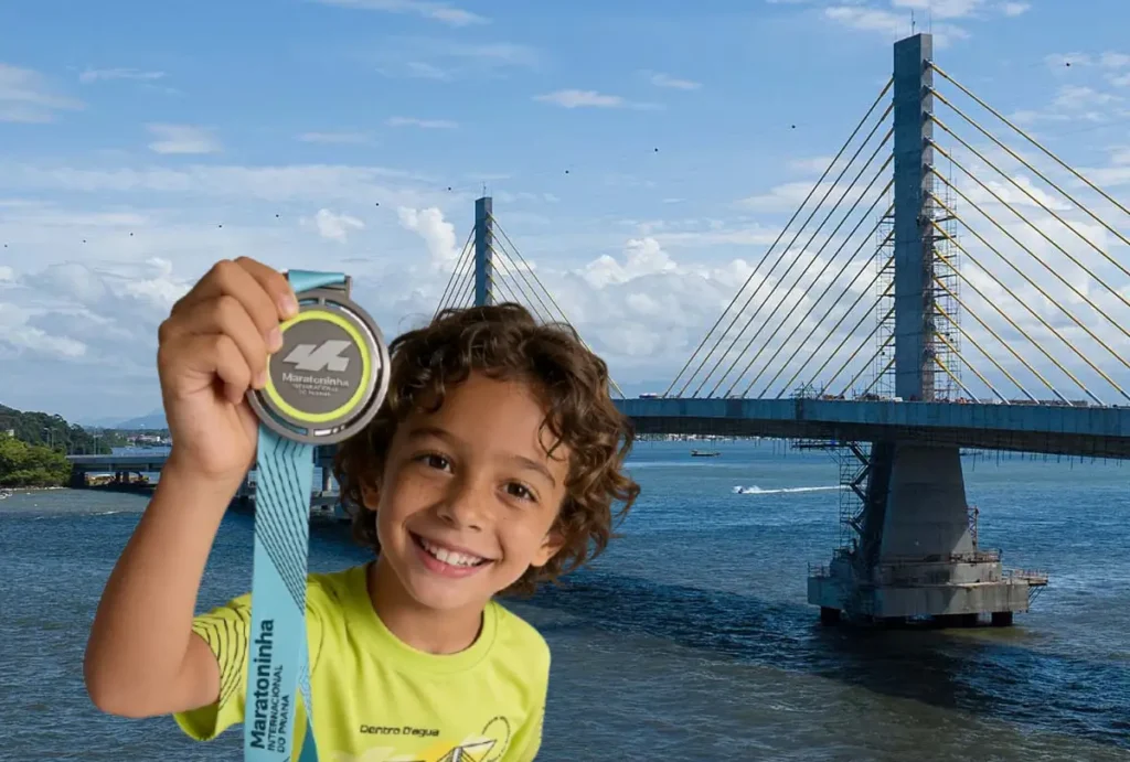 montagem criança com medalha da maratona da ponte de guaratuba na ponte de guaratuba