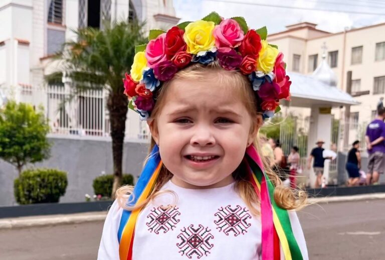 Sofia Aparecida Iaciuk com fantasia em apresentação