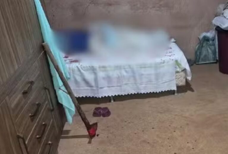 Picareta ao lado de uma cama