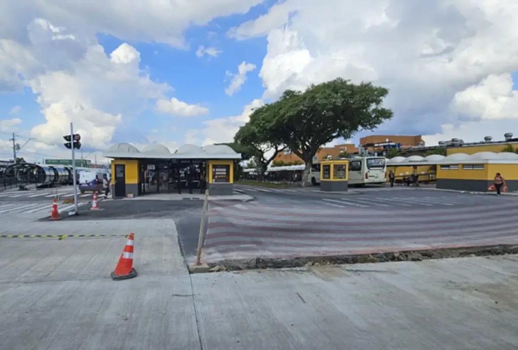 novos terminais de onibus em curitiba com area subterrânea onibus