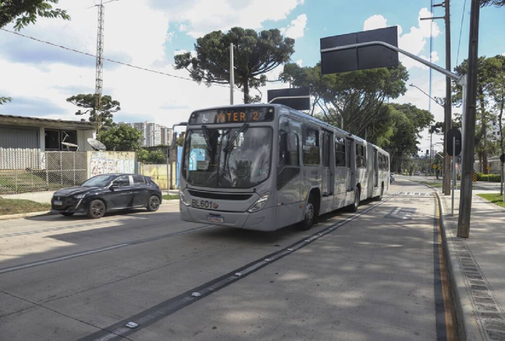 Ônibus da linha Inter 2 circulando por Curitiba