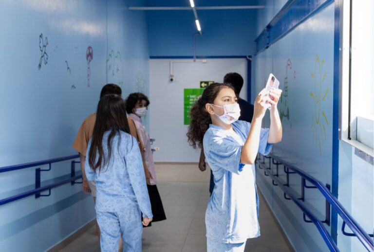 Criança tirando foto no hospital