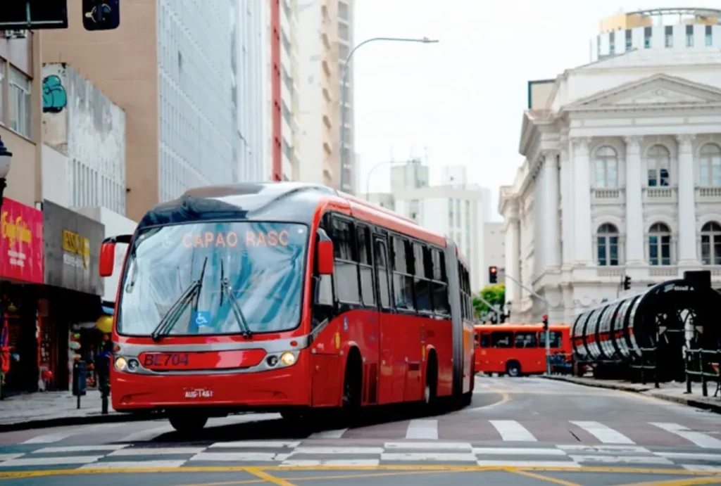 ônibus biarticulado vermelho de curitiba no centro da cidade