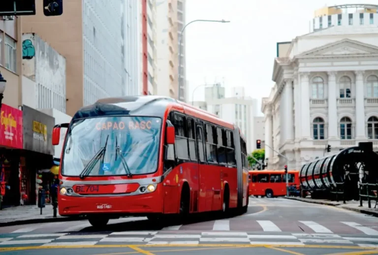 ônibus biarticulado vermelho de curitiba no centro da cidade