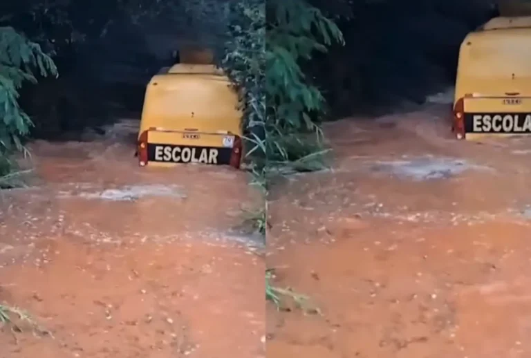 ônibus ficou preso em enchente no Paraná