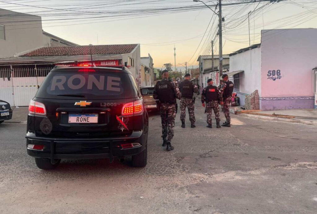 Policiais durante operação no Parolin, em Curitiba