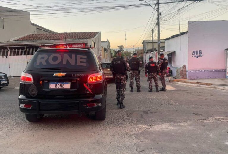 Policiais durante operação no Parolin, em Curitiba