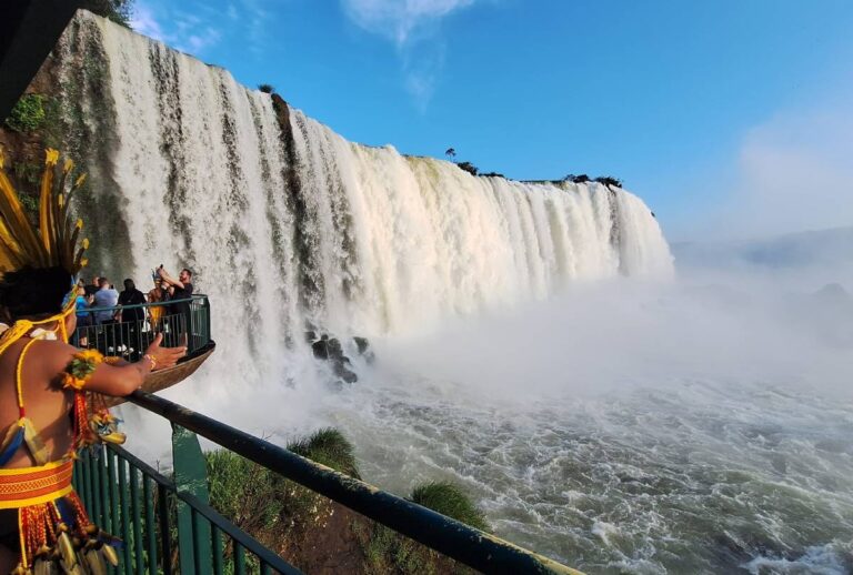 parque nacional iguaçu com as cataratas ao fundo