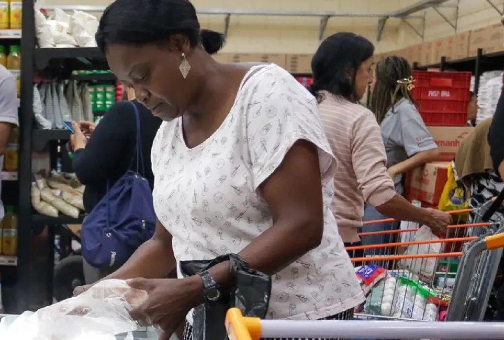Mulher fazendo compras no mercado